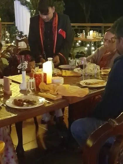I bring the magic right to your table. At dinners or receptions, I can move from group to group, performing intimate illusions without ever stopping the party. It’s a personal show for you and your guests.