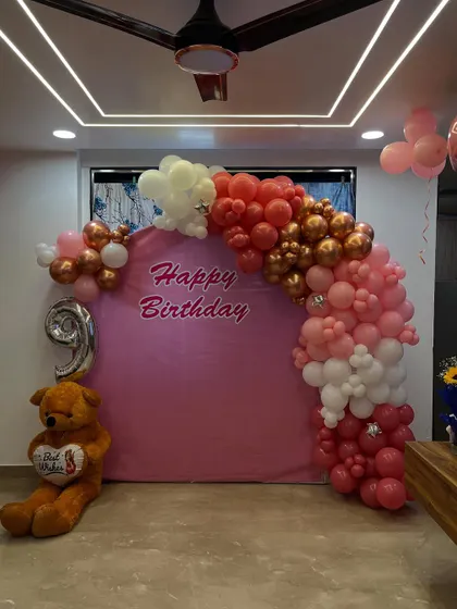 A clear, straight-on shot of the beautiful balloon arch and backdrop.