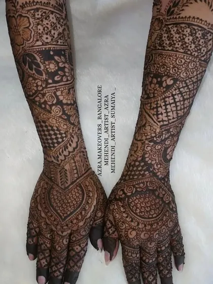 This bridal design features a heart shape on one palm and a mandala on the other, surrounded by intricate patterns.