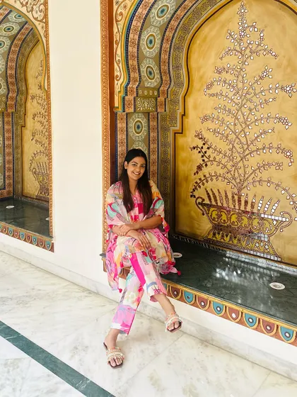 Posing against a beautifully painted archway. This kaftan-style top and matching pants are so comfortable for exploring.