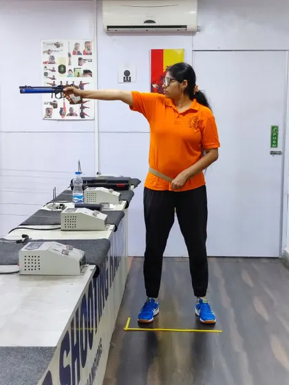 Can you spot what's right or wrong with this pistol shooting posture? A correct stance is fundamental, and our coaches provide personalized feedback to ensure every shooter builds a strong foundation.