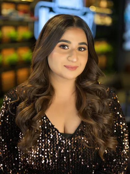 A close-up of our masterclass look. You can see the smooth skin texture and the soft eye makeup, proving that less is more when it comes to creating natural-looking glam.