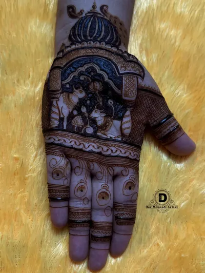 A beautiful depiction of a traditional Karwa Chauth scene on the palm, complete with intricate borders.