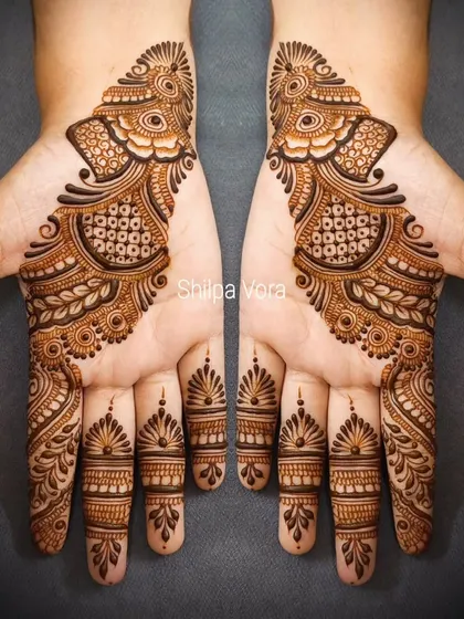 A striking Arabic-inspired design with bold, clean lines and open spaces, focusing on the center of the palm.