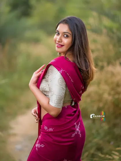Outdoor shoots are my specialty. Here, I used the soft, natural light of the golden hour in an open field to create a dreamy, gentle mood. This kind of portrait is perfect for capturing a natural and approachable vibe.