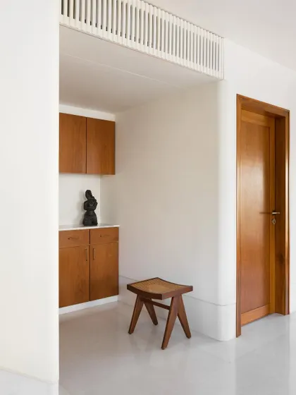 The walls at the entrance of this home have gently rounded edges. This subtle detail softens the architecture and creates a sense of fluid, graceful movement as you enter the space.