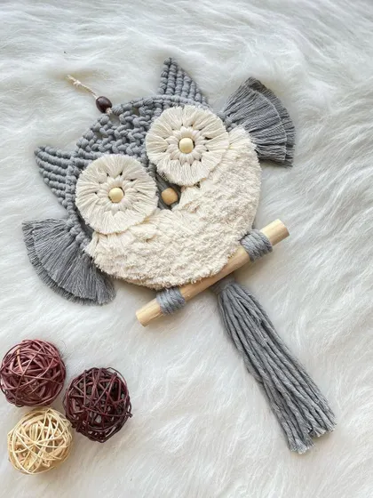 A two-toned owl in grey and natural white. The fluffy, unraveled cord on the chest gives this little guy a soft and cuddly appearance.