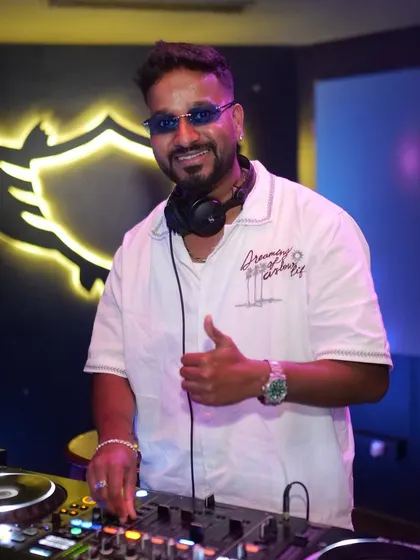 In the mix at a corporate event for the Sheraton Grand. I am comfortable and experienced in performing in 5-star hotel environments, ensuring a seamless and professional experience.