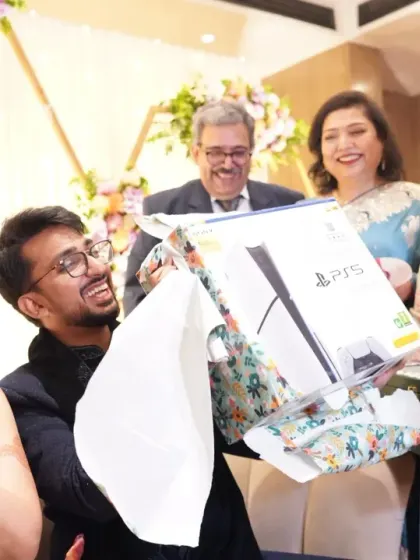 The groom's priceless reaction to receiving a PS5 as a gift. It's these surprising and funny moments that make each wedding unique.