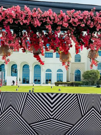 The bar for a modern Doha celebration. The bold black-and-white geometric pattern is topped with a canopy of pink bougainvillea, creating a chic and stylish look. 🩷🖤🤍