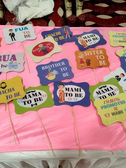 Fun props for the whole family! From 'Mami-to-be' to 'Brother-to-be', these signs get everyone excited for their new role and make for great photos.