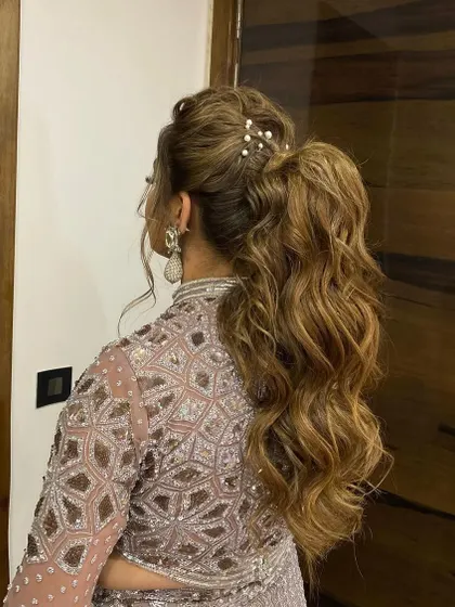 Making heads turn with this messy, textured ponytail. It’s the perfect balance of chic and effortless, with extensions providing the volume for that perfect silhouette.