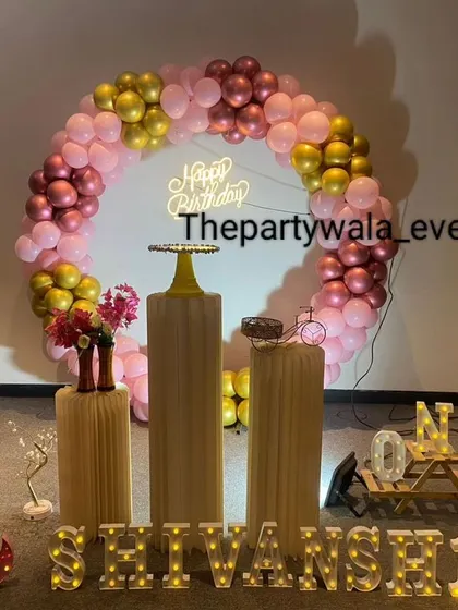 A simple and elegant ring decoration with pink and gold balloons, perfect for a sophisticated birthday celebration.