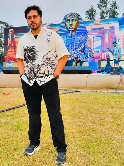 Trying out a new persona with this cool, printed shirt. Even when an event gets postponed due to rain, I'm always ready with a look.