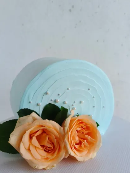 The clean lines and fresh flowers make this top forward cake a work of art.