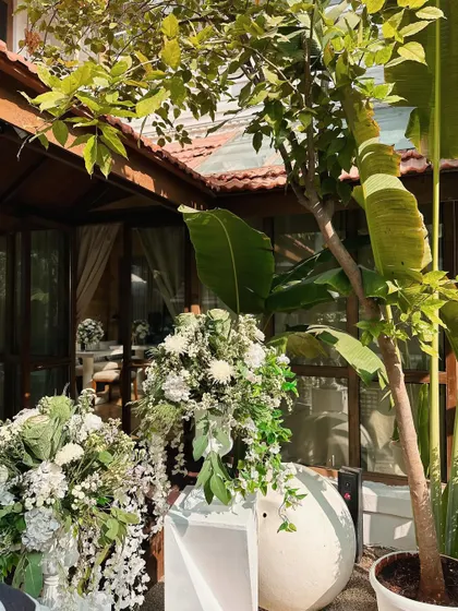 For a 40th birthday, we used a classic and timeless white and green color palette, with lush floral arrangements creating an elegant and fresh atmosphere for the celebration.