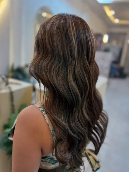 The seamless blend of tones in this global colour and highlights service is simply stunning. The hair looks vibrant and full of life.