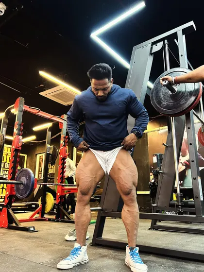 A front view of the quads. This level of detail comes from high-volume, high-intensity training.