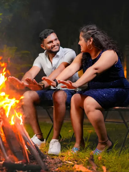 Sharing a warm moment by the bonfire during a night shoot. This setup is perfect for creating a cozy and romantic atmosphere.