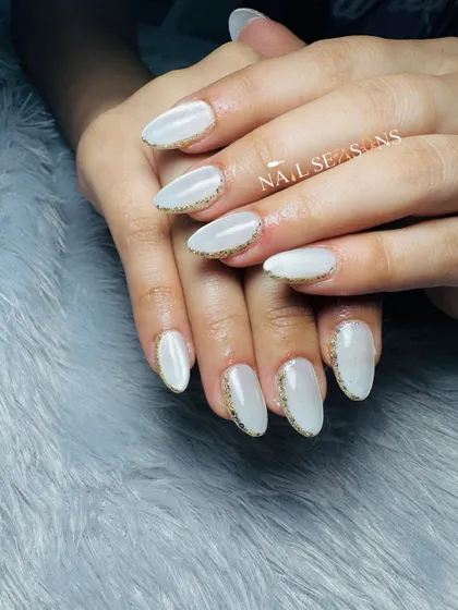 A mesmerizing white cat eye effect with a bold golden chrome edge. This design is clean, modern, and so glamorous.