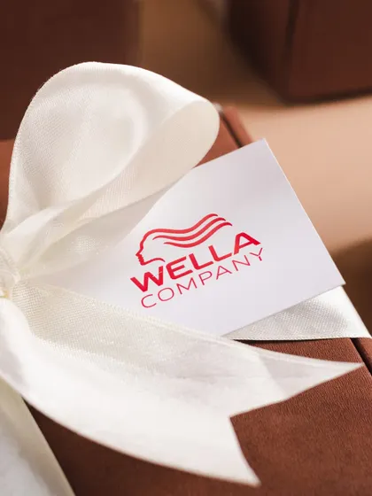 A close-up of the custom Wella tag attached to the ribbon. Even the smallest element is an opportunity for branding.