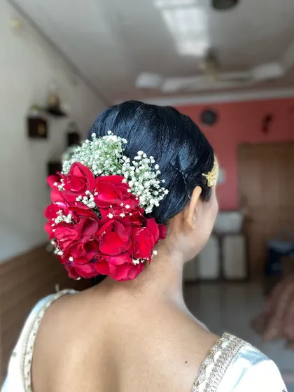 The detail in this rose and baby's breath bun is just beautiful. A classic choice for a reason.