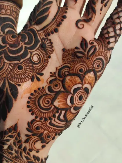 Another close-up of the beautiful flower motifs in this design. The mix of bold and fine lines gives the flowers a 3D effect.
