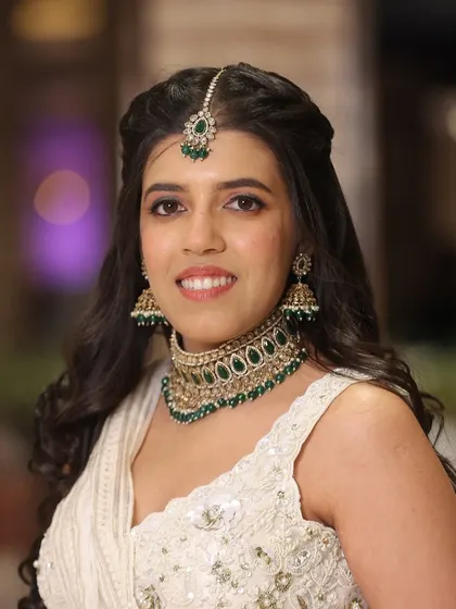 This is my signature 'no-makeup' makeup look. The focus is on creating luminous, dewy skin that looks fresh and natural, paired with a soft hairstyle for an effortlessly graceful appearance.