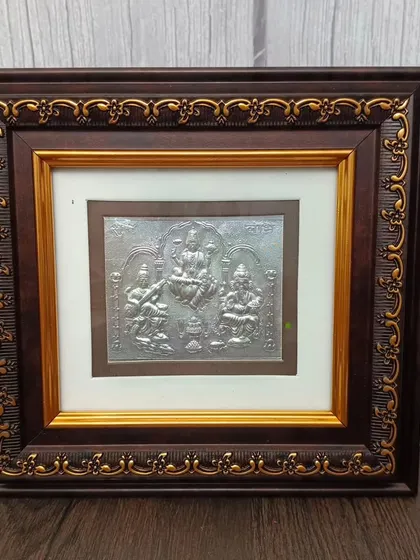 Yeh 999 silver-plated Lakshmi, Ganesh, Saraswati ka family frame hai. Yeh ek bahut hi shubh aur sundar frame hai.