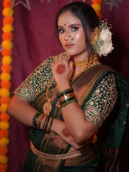 Another angle of this beautiful Maharashtrian bride, showing how the makeup looks stunning in different lighting and poses.