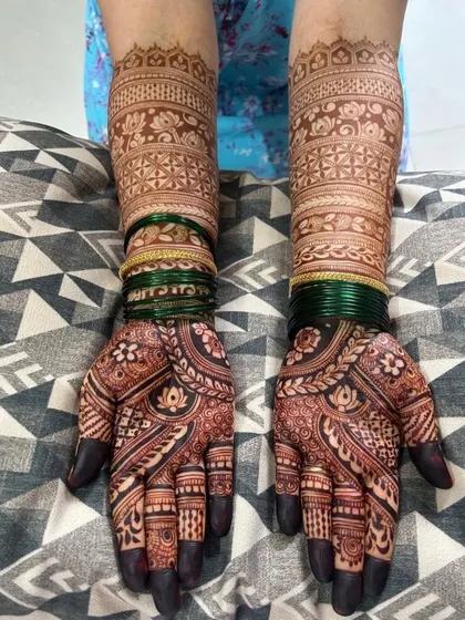 The stain on this full-coverage floral mehendi is just perfect. The rich, dark color makes the delicate lotus and leaf patterns stand out beautifully.