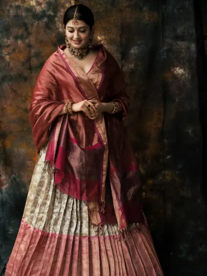 This portrait is all about creating a royal and elegant mood. The rich fabrics, classic jewelry, and the painterly backdrop come together to form a timeless image that feels like a classic work of art.