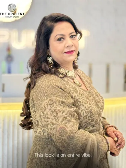 Royal elegance redefined. This look speaks confidence, grace, and timeless beauty.