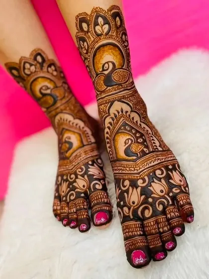 Another view of the peacock foot mehndi, showing the symmetry and detail of the design. The dark stain looks beautiful against the skin.