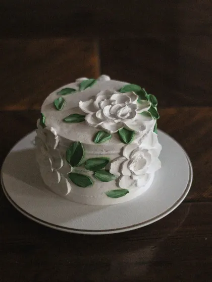 There's something so classic about white flowers. This cake is adorned with painted gardenias, and I think it has such a timeless and elegant feel. Do you prefer white or colorful flowers?