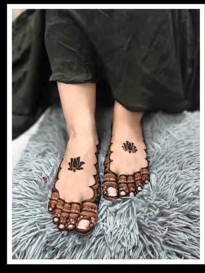 Another shot of the clean and graceful lotus feet mehendi.
