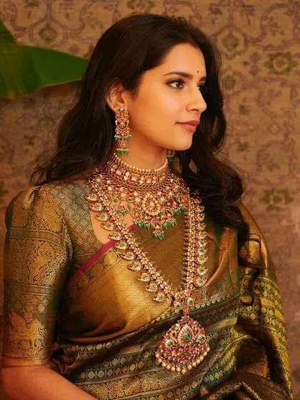 Celebrating heritage with every detail. Natural makeup, highlighted eyes, and open loose waves enhance the beauty of exquisite South Indian jewellery.