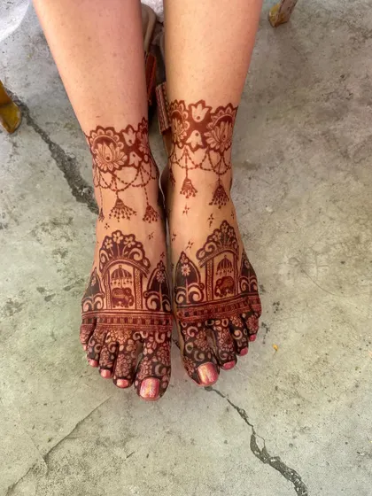 The beautiful stain on this bridal feet mehendi is just goals. The design features an elephant in a palanquin.