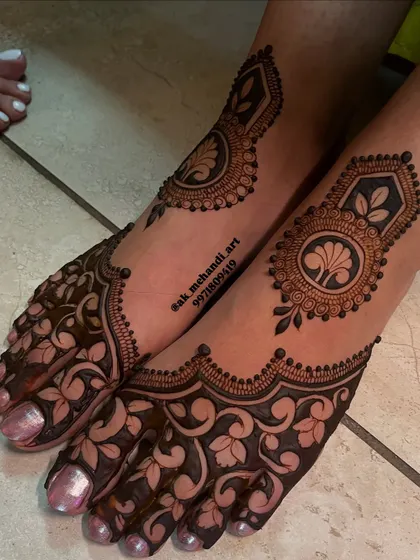 A lovely Arabic-style foot design. The pattern flows beautifully along the side of the feet, creating a delicate and stylish look.