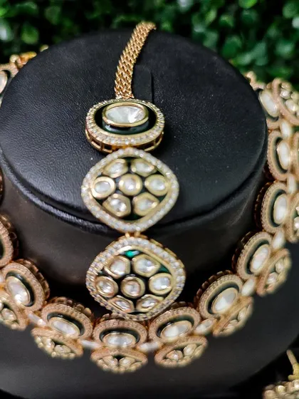 A modern rental choker with black enamel and large polki stones. This is a bold and stylish choice for a reception or cocktail party.