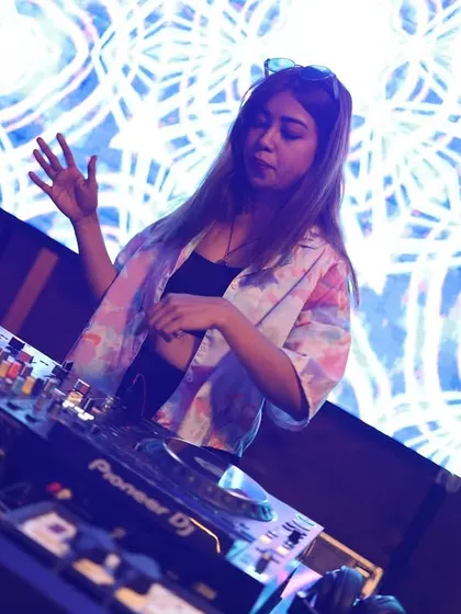 In the mix at The Lalit Bangalore, with a massive psychedelic visual display behind me. This was a fun night opening for international artist Oxidaksi.