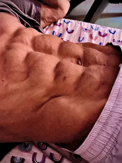 Morning scenes be like. A relaxed but shredded ab shot, showing the results of a consistent lifestyle.
