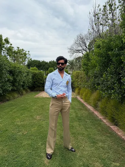 Our "old money" style blue striped shirt, featuring a unique crest detail. This piece is perfect for a sophisticated brunch or a garden party.
