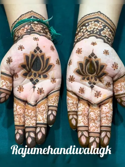 This is the same simple and striking lotus design as ID 49. It's a popular choice for clients who want something minimal but beautiful for festivals.