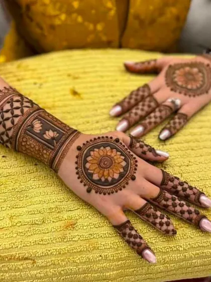 A simple and elegant design with mandala motifs on the back of the hands.
