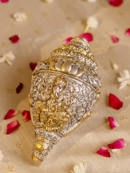 This is not just a conch shell; it is a masterpiece of devotion. The surface is adorned with an incredibly detailed, dual-tone depiction of Lord Ganesha, transforming a traditional symbol into an extraordinary work of art.