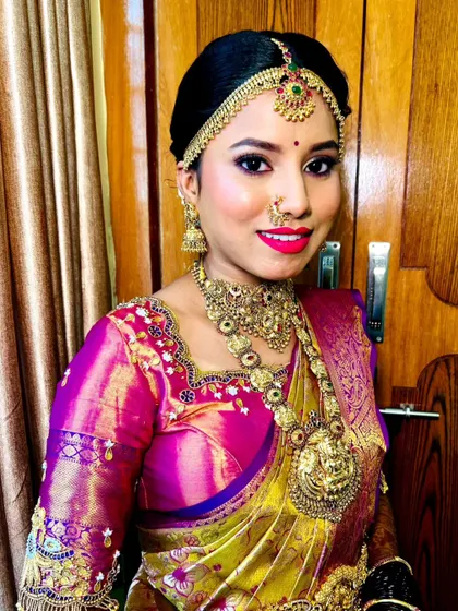 This bride is wearing a full set of our rental temple jewellery, including a matha patti, choker, and Lakshmi haram, perfectly complementing her silk saree.
