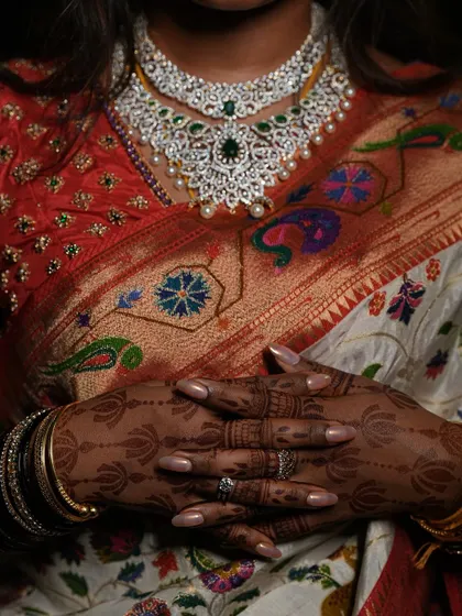 This design features delicate lotus motifs on the back of the hands. It's a perfect example of how a simpler, more spaced-out pattern can look incredibly elegant and modern.