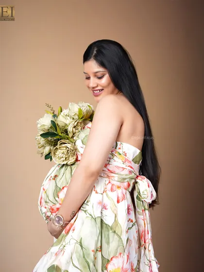 A beautiful floral print strapless dress, perfect for a fresh and summery maternity portrait.