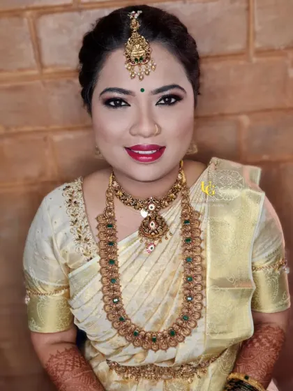 This bride looks absolutely regal in her cream and gold saree, paired with antique gold jewellery.